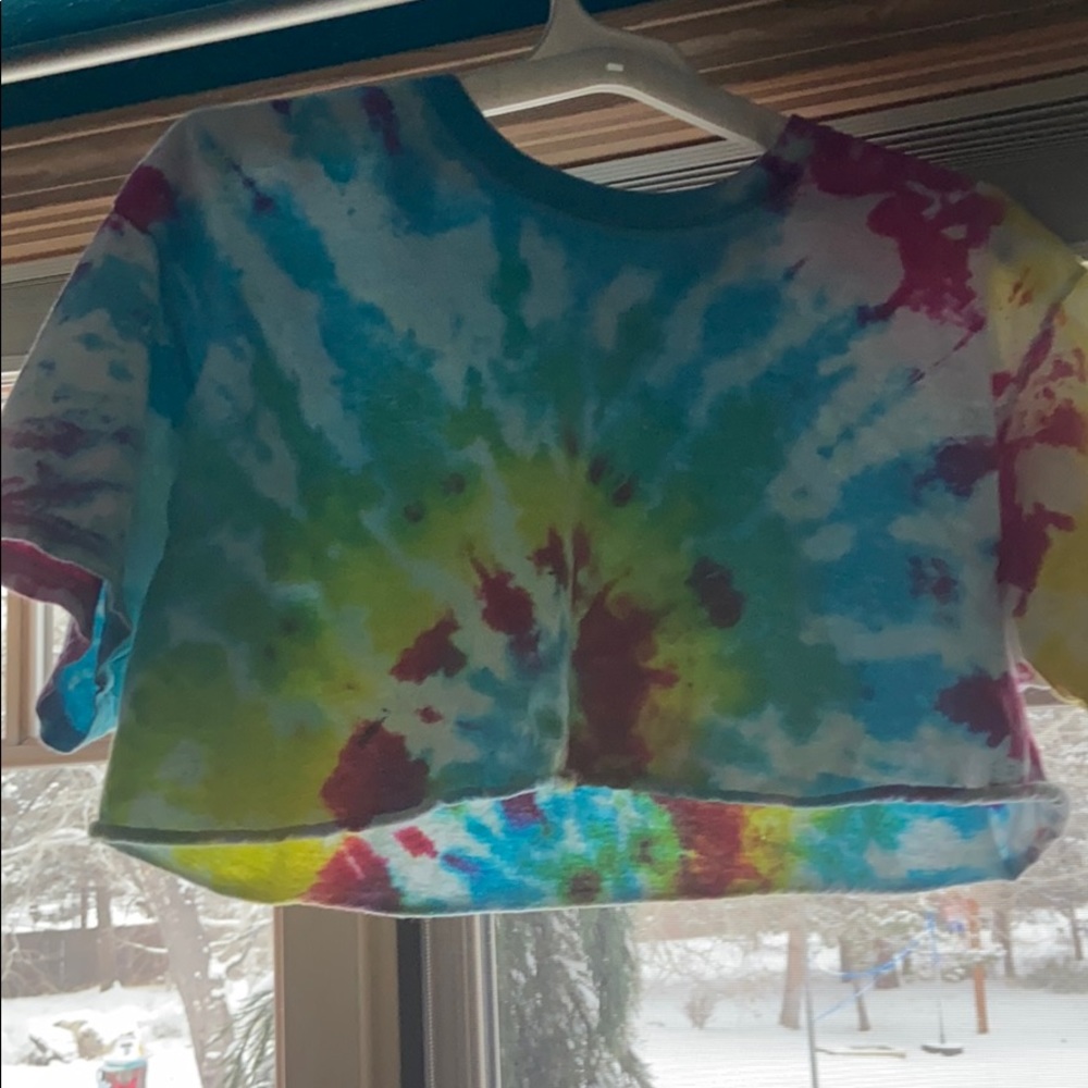 Tie die crop top🌊